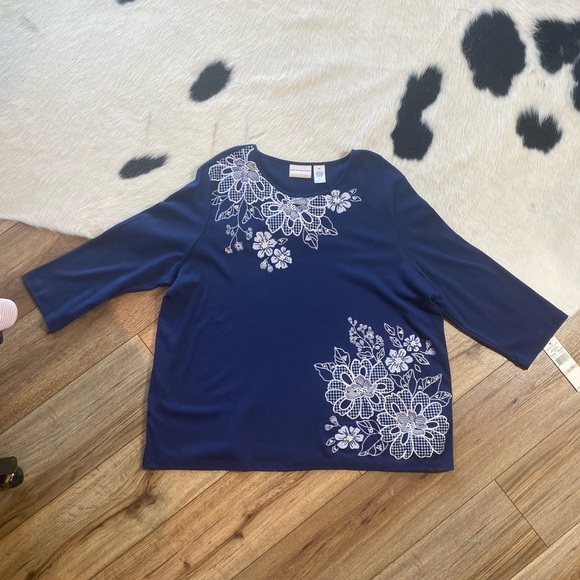 Alfred Dunner navy blue top featuring prominent white floral embroidery - Picture 3 of 10